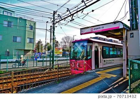東京の都電荒川線雑司ヶ谷駅にて停車する東京都交通局8800形電車 東京の都電荒川線雑司ヶ谷駅にて停車する東京都交通局8800形電車 70713432