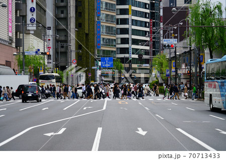 東京中央区銀座西二丁目交差点の横断歩道を渡る歩行者 東京中央区銀座西二丁目交差点の横断歩道を渡る歩行者 70713433