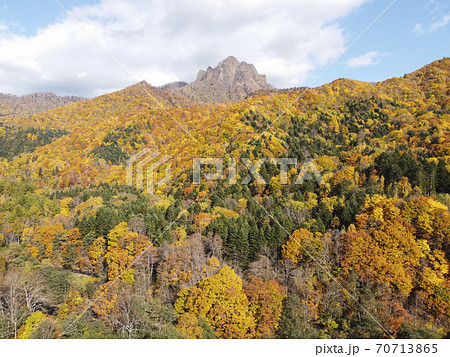紅葉の定山渓天狗岳 空撮 の写真素材