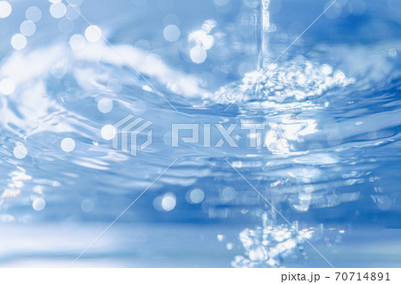 水の泡・水面・水中・水の素材。健康や医療、環境やライフスタイル、飲料のイメージ。 70714891