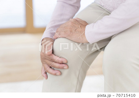 膝が痛いシニア女性 70715410
