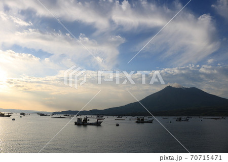 垂水から見た夕暮れ間近の桜島 垂水から見た夕暮れ間近の桜島 70715471