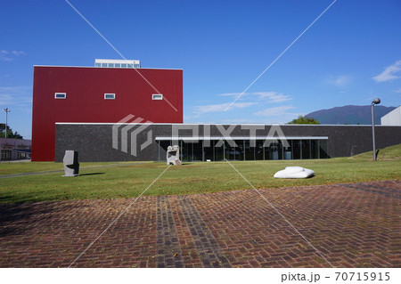 岡山県奈義町現代美術館と奈義町立図書館 岡山県奈義町現代美術館と奈義町立図書館 70715915
