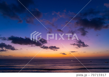 夕日と海 70715917