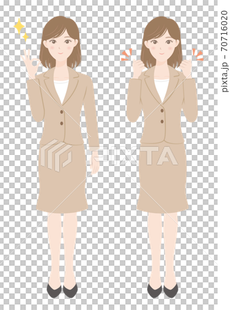 スーツ姿の女性　OKポーズ　ガッツポーズ 70716020