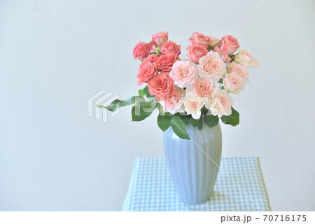 花瓶の花　バラ 70716175
