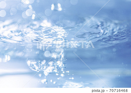 水の泡・水面・水中・水の素材。健康や医療、環境やライフスタイル、飲料のイメージ。 70716468