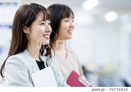 女性　オフィス　ビジネスイメージ 70716910