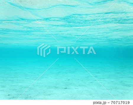 沖縄の海の中 70717019