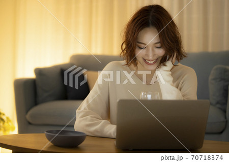 オンライン飲み会　ビデオ通話 70718374