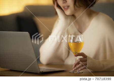 オンライン飲み会　ビデオ通話 70718390