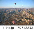 晴れた早朝に上空からながめるカッパドキアと気球 70718838
