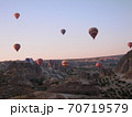 早朝のカッパドキアの空に浮かぶカラフルな気球 70719579