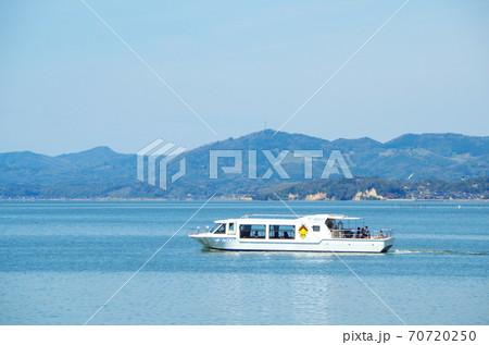 明るく晴れた宍道湖の穏やかな湖面を進む遊覧船 島根県 松江市 晴れ の写真素材