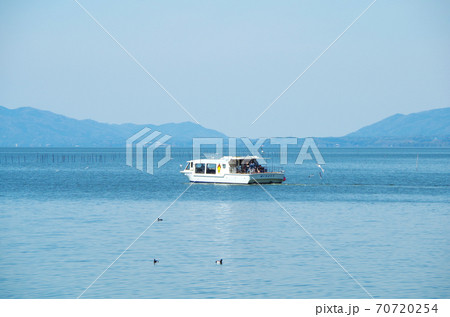 明るく晴れた宍道湖の穏やかな湖面を進む遊覧船 … 島根県 松江市（晴れ） 70720254