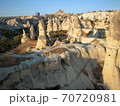 早朝のカッパドキアの奇石住居群と気球 70720981