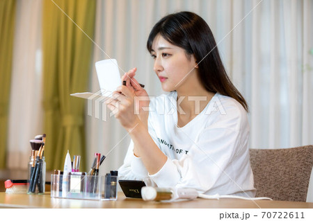 メイクをする女性 70722611