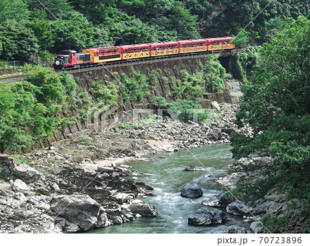 嵯峨野山陰線　保津峡駅から見える夏の暑い日の緑がきれいな保津峡とトロッコ列車 70723896
