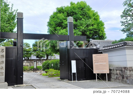 京都の町並み 渉成園(東本願寺)の入園口 京都の町並み 渉成園(東本願寺)の入園口 70724088