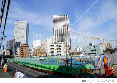 再開発が進む東京豊島区東池袋のメトロ副都心線上の工事現場 再開発が進む東京豊島区東池袋のメトロ副都心線上の工事現場 70724215