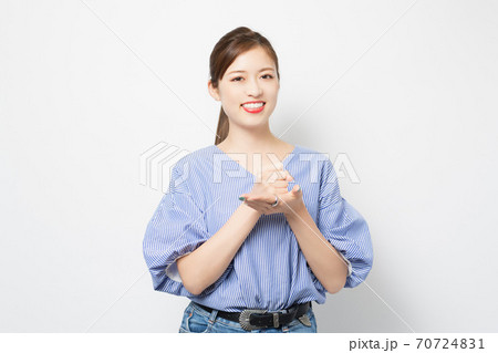 納得する若い女性 70724831