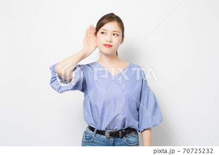 耳を澄ます若い女性 70725232