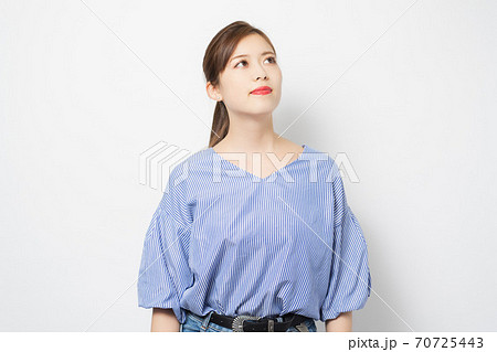 見上げる若い女性 見上げる若い女性 70725443