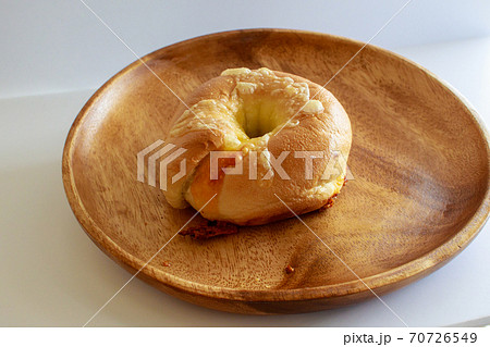 木の皿の上のチーズベーグル 70726549