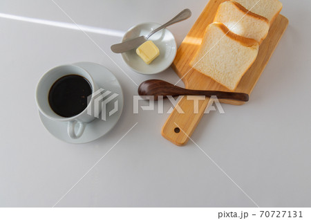 テーブルウエア 白背景 朝食イメージ 70727131