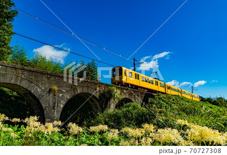 めがね橋を走る列車 70727308