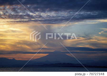相模湾上空の雲と富士山箱根外輪山の遠景の写真素材