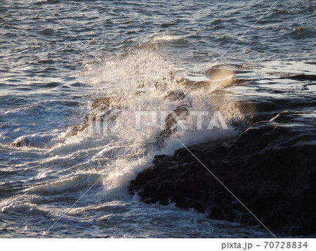 磯に打ちつける荒々しい波 70728834