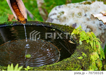 静かに水が落ちる手水鉢 静かに水が落ちる手水鉢 70730326