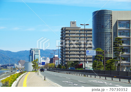 宍道湖南岸を走る国道沿いの夕日スポット（とるぱ）… 島根県 松江市（快晴） 70730352