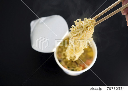カップ麺 70730524