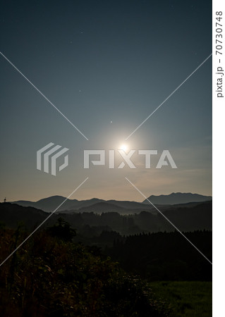 月、木星、土星が1枚に収まった景色(2020年8月2日) 月、木星、土星が1枚に収まった景色(2020年8月2日) 70730748