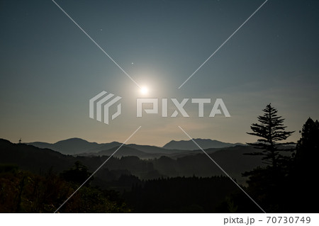 月、木星、土星が1枚に収まった景色(2020年8月2日) 月、木星、土星が1枚に収まった景色(2020年8月2日) 70730749