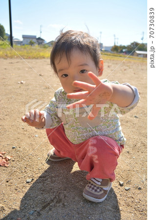 公園で遊ぶ1歳の男の子 公園で遊ぶ1歳の男の子 70730839