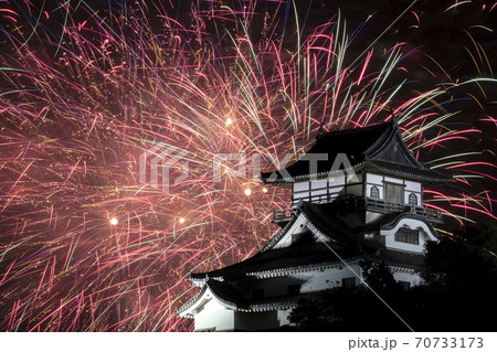 【愛知県犬山市】日本ライン夏まつり納涼花火大会。花火と犬山城。 70733173