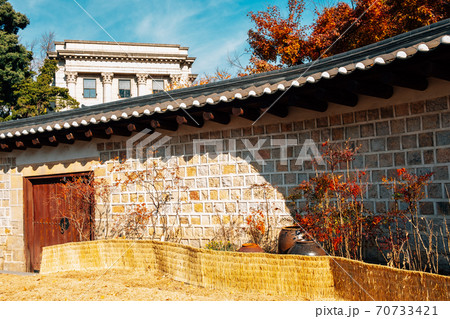 Autumn of Deoksugung stonewall walkway in Seoul, Korea Autumn of Deoksugung stonewall walkway in Seoul, Korea 70733421