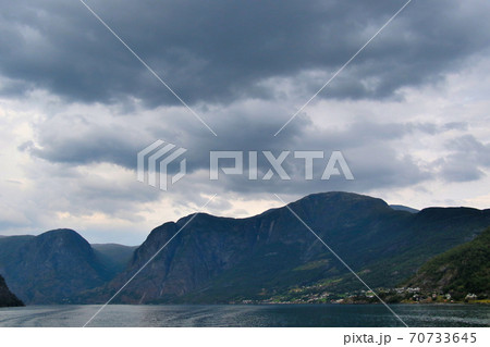 ノルウェー フロム~グドヴァンゲン間のソグネフィヨルド・クルーズの観光船より対岸の大きな集落を望む。 ノルウェー フロム~グドヴァンゲン間のソグネフィヨルド・クルーズの観光船より対岸の大きな集落を望む。 70733645