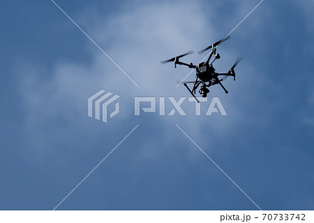 空撮する大型ドローン 空撮する大型ドローン 70733742