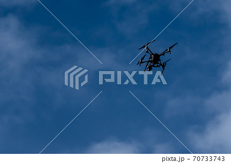 空撮する大型ドローン 70733743