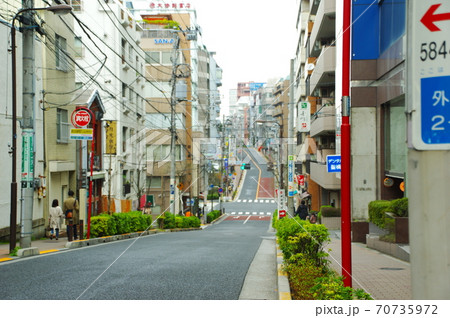東京文京区の湯島から御茶ノ水方面へと続く清水坂 70735972