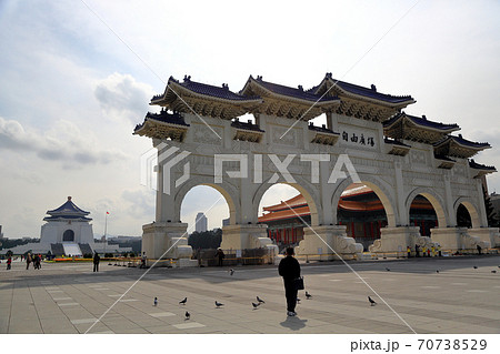 台湾　台北　自由広場牌樓と中正紀念堂 70738529