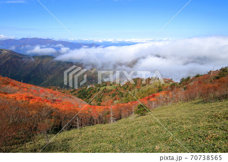 剣山　山頂からの眺め　紅葉　西島駅方面　（徳島県）	 70738565