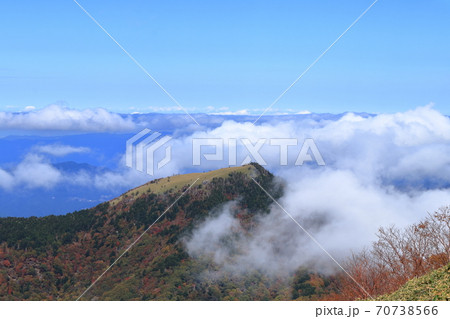 丸笹山 雲に包まれる 紅葉 (剣山登山道から) 丸笹山 雲に包まれる 紅葉 (剣山登山道から) 70738566