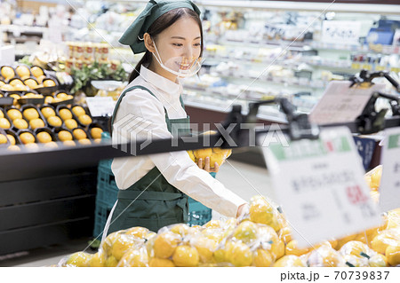スーパーで棚卸しをするマウスシールドをした女性従業員 スーパーで棚卸しをするマウスシールドをした女性従業員 70739837