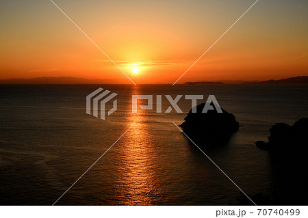 雑賀崎灯台からの夕日(双子島・中の島) 雑賀崎灯台からの夕日(双子島・中の島) 70740499