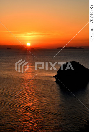 雑賀崎灯台からの夕日(双子島) 70740535